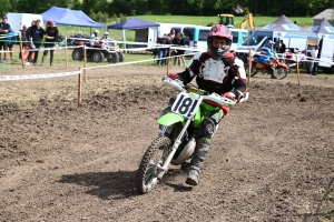 Le mobcross d&#039;Araules fait voler la terre et la poussière