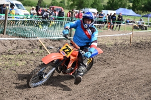 Le mobcross d&#039;Araules fait voler la terre et la poussière