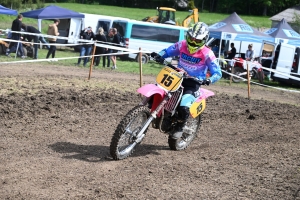 Le mobcross d&#039;Araules fait voler la terre et la poussière