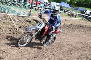 Le mobcross d&#039;Araules fait voler la terre et la poussière