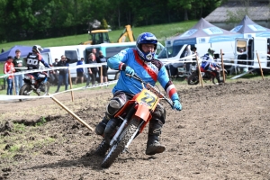 Le mobcross d&#039;Araules fait voler la terre et la poussière