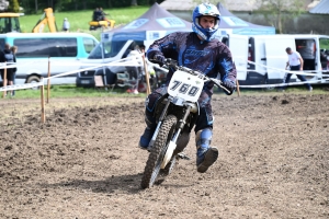 Le mobcross d&#039;Araules fait voler la terre et la poussière