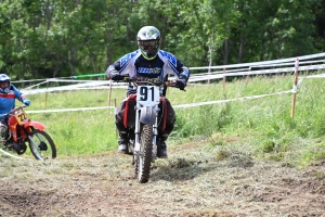 Le mobcross d&#039;Araules fait voler la terre et la poussière