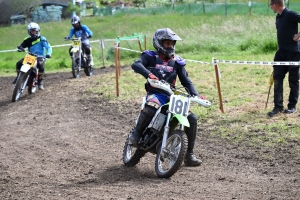 Le mobcross d&#039;Araules fait voler la terre et la poussière