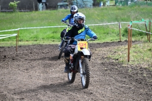 Le mobcross d&#039;Araules fait voler la terre et la poussière