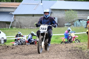 Le mobcross d&#039;Araules fait voler la terre et la poussière