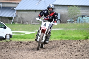 Le mobcross d&#039;Araules fait voler la terre et la poussière