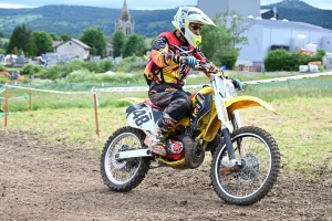 Le mobcross d&#039;Araules fait voler la terre et la poussière