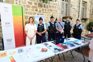 Yssingeaux : la gendarmerie tient un stand chaque jeudi sur le marché