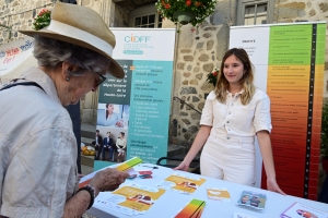 Yssingeaux : la gendarmerie tient un stand chaque jeudi sur le marché