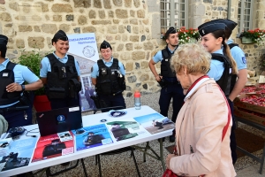 Yssingeaux : la gendarmerie tient un stand chaque jeudi sur le marché