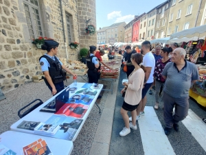 Yssingeaux : la gendarmerie tient un stand chaque jeudi sur le marché