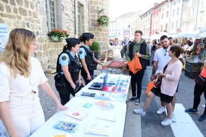 Yssingeaux : la gendarmerie tient un stand chaque jeudi sur le marché