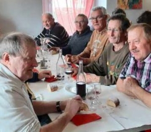 Les classards de la &quot;79&quot; d&#039;Yssingeaux autour des tables