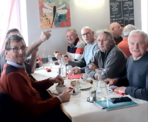 Les classards de la &quot;79&quot; d&#039;Yssingeaux autour des tables