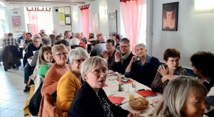 Les classards de la &quot;79&quot; d&#039;Yssingeaux autour des tables