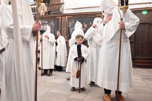 Vendredi Saint : les photos de la procession des Pénitents blancs au Puy-en-Velay