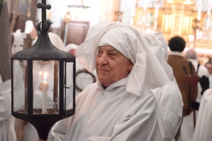 Vendredi Saint : les photos de la procession des Pénitents blancs au Puy-en-Velay