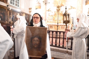 Vendredi Saint : les photos de la procession des Pénitents blancs au Puy-en-Velay