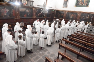 Vendredi Saint : les photos de la procession des Pénitents blancs au Puy-en-Velay