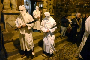 Vendredi Saint : les photos de la procession des Pénitents blancs au Puy-en-Velay