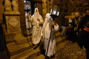 Vendredi Saint : les photos de la procession des Pénitents blancs au Puy-en-Velay