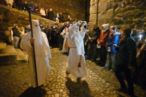 Vendredi Saint : les photos de la procession des Pénitents blancs au Puy-en-Velay