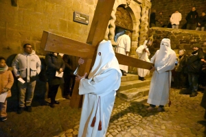 Vendredi Saint : les photos de la procession des Pénitents blancs au Puy-en-Velay