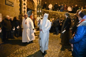 Vendredi Saint : les photos de la procession des Pénitents blancs au Puy-en-Velay