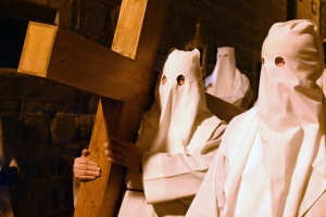 Vendredi Saint : les photos de la procession des Pénitents blancs au Puy-en-Velay