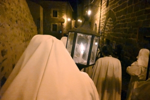 Vendredi Saint : les photos de la procession des Pénitents blancs au Puy-en-Velay