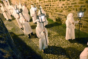 Vendredi Saint : les photos de la procession des Pénitents blancs au Puy-en-Velay