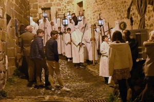 Vendredi Saint : les photos de la procession des Pénitents blancs au Puy-en-Velay