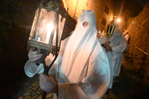 Vendredi Saint : les photos de la procession des Pénitents blancs au Puy-en-Velay