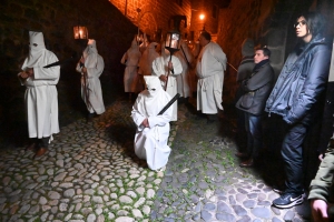 Vendredi Saint : les photos de la procession des Pénitents blancs au Puy-en-Velay