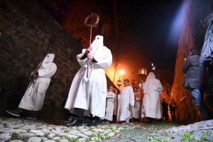 Vendredi Saint : les photos de la procession des Pénitents blancs au Puy-en-Velay