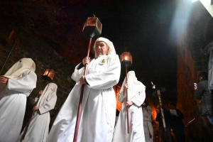 Vendredi Saint : les photos de la procession des Pénitents blancs au Puy-en-Velay