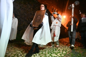 Vendredi Saint : les photos de la procession des Pénitents blancs au Puy-en-Velay