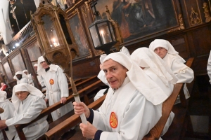 Vendredi Saint : les photos de la procession des Pénitents blancs au Puy-en-Velay