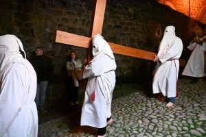 Vendredi Saint : les photos de la procession des Pénitents blancs au Puy-en-Velay