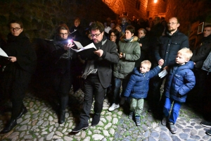 Vendredi Saint : les photos de la procession des Pénitents blancs au Puy-en-Velay