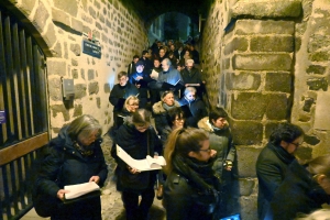 Vendredi Saint : les photos de la procession des Pénitents blancs au Puy-en-Velay