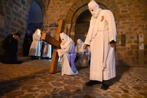 Vendredi Saint : les photos de la procession des Pénitents blancs au Puy-en-Velay