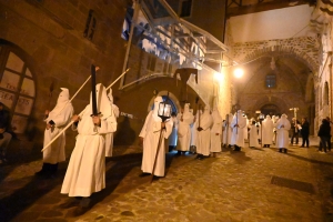 Vendredi Saint : les photos de la procession des Pénitents blancs au Puy-en-Velay