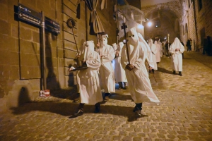 Vendredi Saint : les photos de la procession des Pénitents blancs au Puy-en-Velay