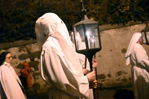 Vendredi Saint : les photos de la procession des Pénitents blancs au Puy-en-Velay