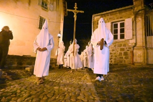 Vendredi Saint : les photos de la procession des Pénitents blancs au Puy-en-Velay