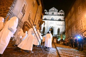 Vendredi Saint : les photos de la procession des Pénitents blancs au Puy-en-Velay