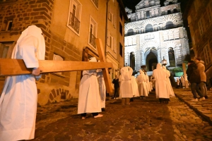 Vendredi Saint : les photos de la procession des Pénitents blancs au Puy-en-Velay