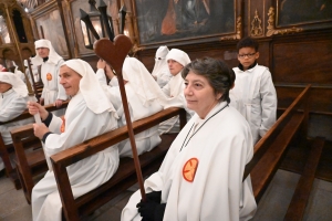 Vendredi Saint : les photos de la procession des Pénitents blancs au Puy-en-Velay